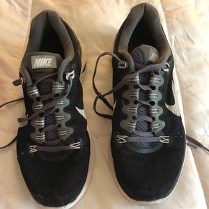 Black & white Nike tennis shoes